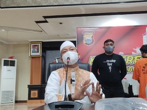 Ustaz Dasad Koreksi Takmir Buntut Pria Dilarang Tidur di Masjid-Bakar Mimbar