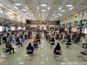 Antusiasnya Warga Gresik Ikut Vaksinasi Demi Percepat Herd Immunity