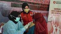 Hal itu dilakukan guna mempercepat program vaksinasi pemerintah dan herd immunity di lingkungan warga Jati Bening, Pondok Gede, Kota Bekasi.