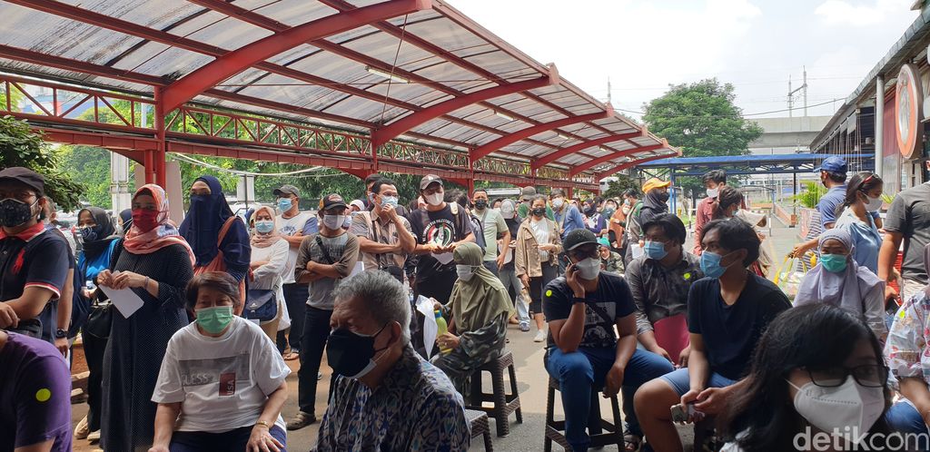 Vaksinasi COVID-19 di Transmart Lebakbulus.