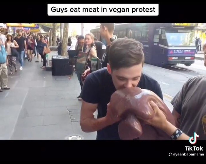 Vegan Protes Makan Daging Bikin Heran! Komunitas Vegan Ini Makan Daging Mentah Saat Protes Konsumsi Daging Hewan