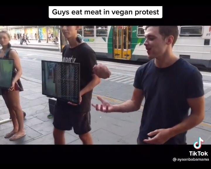 Bikin Heran! Komunitas Vegan Ini Makan Daging Mentah Saat Protes Konsumsi Daging Hewan