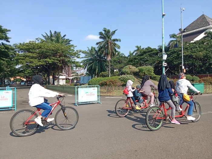 Warga bersepeda di TMII (Annisa-detikcom)