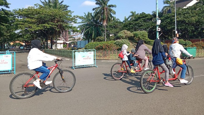 Warga bersepeda di TMII (Annisa-detikcom)