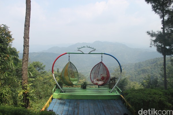 Pabangbon, yang ada di Bogor, menyajikan pemandangan alam yang memukau. Sudah begitu, tiket masuknya ramah buat kantong. Cuma Rp 15 ribu rupiah per orang (Foto: Luthfi Hafidz/detikcom) Pabangbon, yang ada di Bogor, menyajikan pemandangan alam yang memukau. Sudah begitu, tiket masuknya ramah buat kantong. Cuma Rp 15 ribu rupiah per orang (Foto: Luthfi Hafidz/detikcom)