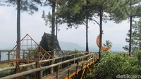 Memang sih, traveler bakal dikenai biaya lagi saat berfoto di spot yang disediakan. Tetapi, tetap tidak mahal-mahal amat. Begitu pula andai traveler menyewa jasa fotografer. (Luthfi Hafidz)