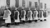 Di foto yang dipotret pada tahun 1908 di London, Inggris, ini menunjukkan sejumlah orang yang berbaris membawa papan iklan untuk menarik perhatian warga yang melintas. Topical Press Agency/Getty Images.  