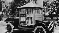 Pada foto yang dipotret tahun 1924 ini, bagian belakang sebuah mobil tampak dimodifikasi menjadi rumah mini saat mengiklankan perusahaan kayu dan konstruksi. Topical Press Agency/Getty Images.  