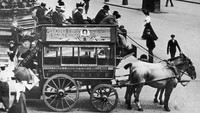 Kereta kuda juga turut dimanfaatkan sejumlah perusahaan untuk mengiklankan produk mereka di kawasan Inggris pada tahun 1895. London Stereoscopic Company/Hulton Archive/Getty Images.  