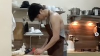 Begini salah satu momen seru Dikta di dapur. Menggunakan celemek, ia berkreasi bikin bolognese. Walaupun bentukannya kayak pupuk urea.. tapi daging bolognese ala saya ini lumayan kok buat ganjel.... pintu, katanya.