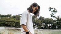 Lalu untuk kulitnya yang lebih gelap dikarenakan ia aktif olahraga outdoor. Dikta juga menyebut kalau dirinya sengaja memanjangkan rambut karena bosan rambut pendek.