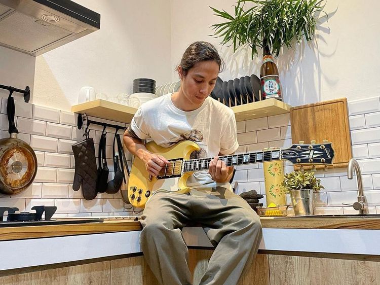 10 Potret Keren Dikta Saat Cicipi Tiram Segar hingga Masak Bolognese di Dapur