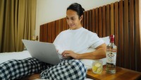 Pria 35 tahun ini eksis di Instagram dengan lebih dari 1,1 juta followers. Ia sering memamerkan berbagai momen, termasuk ketika kerja ditemani segelas vodka Smirnoff.