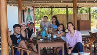 Dikta tak lewatkan waktu santainya di Bali dengan ngumpul bareng teman-teman freediving-nya di kafe. Mereka pun terlihat kompak!