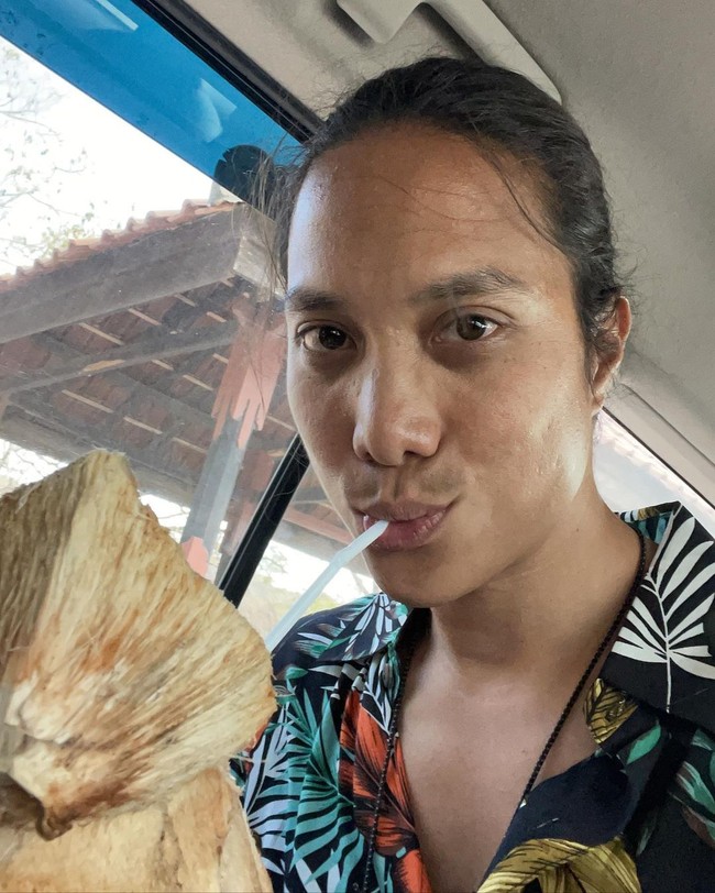 Terakhir ada Pradikta Wicaksono yang juga sempat terpikat oleh pesona chef cantik, Renatta Moeloek. Dikta dan Renatta diketahui sempat menjalin hubungan pada tahun 2016. Namun pada tahun 2019 keduanya dikabarkan telah putus. Kini Renatta pun sudah memiliki kekasih baru yang merupakan seorang pria asal Perancis. Foto: Instagram dikta