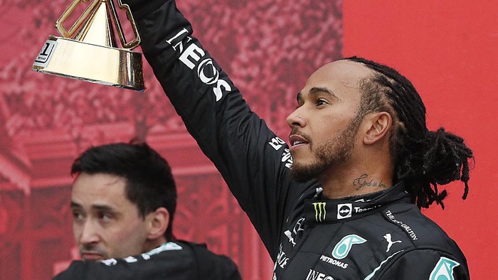 SOCHI, RUSSIA - SEPTEMBER 26: Race winner Lewis Hamilton of Great Britain and Mercedes GP celebrates on the podium during the F1 Grand Prix of Russia at Sochi Autodrom on September 26, 2021 in Sochi, Russia. (Photo by Yuri Kochetkov - Pool/Getty Images)