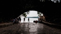 Menurut sejumlah pengelola pantai di daerah tersebut kunjungan wisatawan sejak dua minggu terakhir mengalami peningkatan dengan rata-rata 1.000-1.500 orang saat libur akhir pekan yang sebelumnya sempat menurun drastis karena terdampak pandemi COVID-19. ANTARA FOTO/Muhammad Bagus Khoirunas.