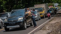 Kemacetan juga terlihat di kawasan Pandeglang, Banten, di kala akhir pekan. ANTARA FOTO/Muhammad Bagus Khoirunas. 
