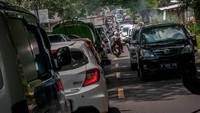 Diketahui, kemacetan tersebut disebabkan oleh banyaknya wisatawan yang memanfaatkan libur akhir pekan menuju sejumlah tempat-tempat wisata di Pandeglang setelah objek wisata kembali dibuka menyesuaikan level PPKM. ANTARA FOTO/Muhammad Bagus Khoirunas. 