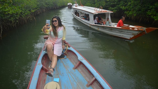 Wisatawan menikmati hutan mangrove di kawasan wisata Mandeh, Kabupaten Pesisir Selatan, Sumatera Barat, Minggu (26/9/2021). ANTARA FOTO/Iggoy el Fitra. Wisatawan menikmati hutan mangrove di kawasan wisata Mandeh, Kabupaten Pesisir Selatan, Sumatera Barat, Minggu (26/9/2021). ANTARA FOTO/Iggoy el Fitra.