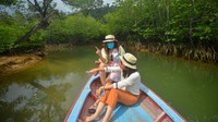 Wisata hutan mangrove menjadi salah satu daya tarik wisata alam yang ditawarkan di kawasan wisata bahari terpadu (KWBT) Mandeh. ANTARA FOTO/Iggoy el Fitra. 