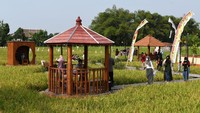 Pemkot Madiun membangun objek wisata dan lapak Usaha Mikro Kecil Menengah (UMKM) di areal persawahan tersebut untuk menarik wisatawan serta menumbuhkan perekonomian bagi warga setempat. ANTARA FOTO/Siswowidodo.