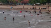 Pengunjung bermain air di Pantai Carita, Pandeglang, Banten, Minggu (26/9/2021). ANTARA FOTO/Muhammad Bagus Khoirunas.