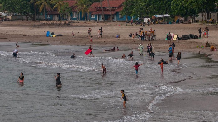 Sejumlah objek wisata di berbagai daerah Indonesia ramai dikunjungi wisatawan saat akhir pekan. Tak sedikit yang datang ke sana untuk berwisata bersama keluarga