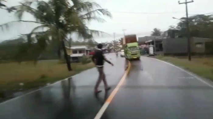 Aksi preman di Garut palak sopir truk.