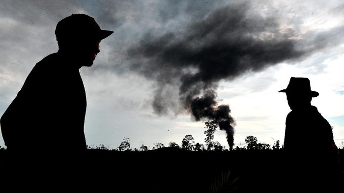 Sumur minyak ilegal di kawasan Batanghari, Jambi, terbakar. Kepulan asap tampak terlihat keluar dari sumut minyak ilegal tersebut.