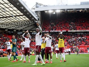 Fans Aston Villa Ejek Kekalahan MU dengan Selebrasi Ronaldo