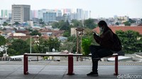 Pemandangan gedung bertingkat terlihat jelas dari peron. 