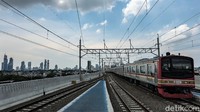 Wacana ini muncul kembali setelah direncanakan kenaikan dilakukan pada April 2022 namun ditunda hingga Lebaran 2022. Kini setelah Lebaran, Kementerian Perhubungan mulai kembali mengkaji waktu yang tepat untuk kenaikan tarif KRL. (Andhika Prasetia/Detikcom)