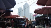 Warga ramai mendatangi Pasar Kebayoran Lama untuk membeli aneka kebutuhan dari sayuran sampai daging.