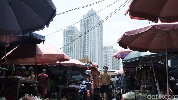 Pasar Kebayoran Lama tetap bergeliat di masa PPKM level 3 DKI Jakarta. Di akhir pekan, warga menyerbu pasar tersebut untuk membeli berbagai kebutuhan.