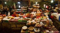 Pagi hari menjadi puncak aktivitas warga di pasar tradisional.