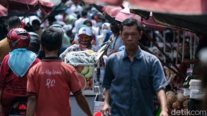 Pasar Kebayoran Lama tetap bergeliat di masa PPKM level 3 DKI Jakarta. Di akhir pekan, warga menyerbu pasar tersebut untuk membeli berbagai kebutuhan.