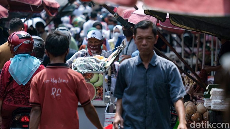 Begini Ramainya Pasar Kebayoran Lama Saat Akhir Pekan Pasar Kebayoran Lama tetap bergeliat di masa PPKM level 3 DKI Jakarta. Di akhir pekan, warga menyerbu pasar tersebut untuk membeli berbagai kebutuhan.