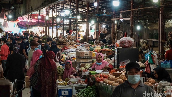 Pasar Kebayoran Lama tetap bergeliat di masa PPKM level 3 DKI Jakarta. Di akhir pekan, warga menyerbu pasar tersebut untuk membeli berbagai kebutuhan.