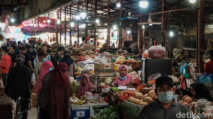 Begini Ramainya Pasar Kebayoran Lama Saat Akhir Pekan Pasar Kebayoran Lama tetap bergeliat di masa PPKM level 3 DKI Jakarta. Di akhir pekan, warga menyerbu pasar tersebut untuk membeli berbagai kebutuhan.