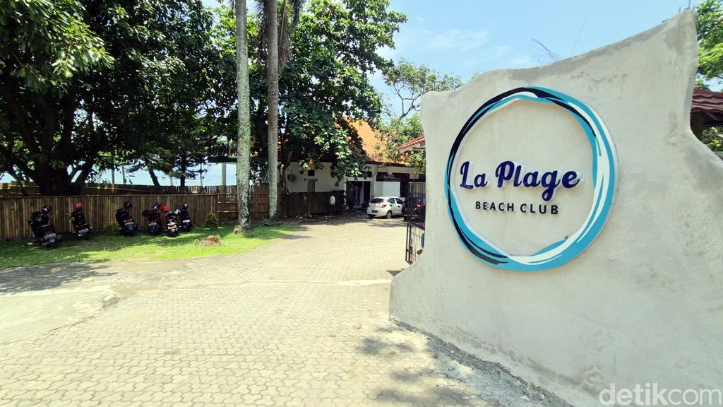 La Plage Beach Club bisa jadi destinasi wisata alternatif saat kunjungi Pelabuhanratu. Beach club ini sajikan pemandangan pantai yang aestetik dan instagramble.