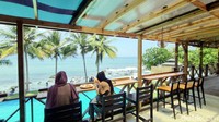 General manager La Plage Sep Radi Priadika mengatakan beach club ini dilengkapi dengan berbagai fasilitas menarik untuk pengunjung. Mulai dari kolam renang, laying bed, bean bag, bar, hingga area bermain bilyar.