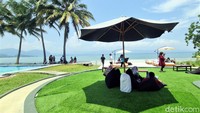 Yang tak kalah menarik, beach club ini menyajikan pemandangan pantai langsung yang memperlihatkan teluk Pelabuhanratu.
