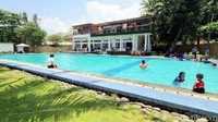 Soal tampilan depan yang memang terlihat biasa-biasa saja dijelaskan Radi memang merupakan salah satu tema Laplage Beach Club. Menurutnya ada unsur kejutan yang sengaja disuguhkan kepada para pengunjung.
