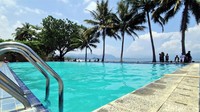 Tampilan depan dan dalam Laplage sengaja kami buat berbeda karena memang itu merupakan strategi, jadi ketika orang merasa yang pertama view yang bagus, kedua ada histori atau nilai sejarahnya dan yang ketiga ada makanan dan minuman yang lezat, ujar Radi. Yang pertama view kita sengaja di depan itu dibikin tidak terlalu wah, supaya apa yang kita miliki di dalam ini menjadi kejutan, jadi didepan Terlihat biasa saja tapi ketika masuk kedalam fasilitas dan suasananya indah, sambungnya.
