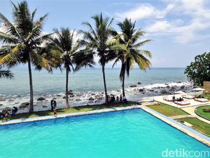 Bersantai Sambil Nikmati Keindahan Pantai di La Plage Palabuhanratu