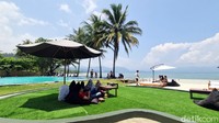 Bosan dengan panorama keindahan pantai yang itu-itu saja? Beach club yang ada di Jalan Raya Palabuhanratu-Cisolok, Kabupaten Sukabumi, ini bisa jadi destinasi wisata alternatif saat berkunjung ke Pelabuhanratu.