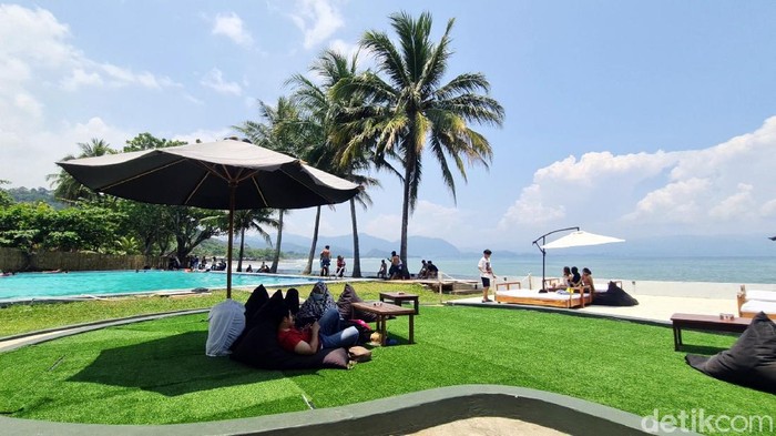 Bukan Bali, Beach Club Ini Ada di Pelabuhanratu Lho La Plage Beach Club bisa jadi destinasi wisata alternatif saat kunjungi Pelabuhanratu. Beach club ini sajikan pemandangan pantai yang aestetik dan instagramble.