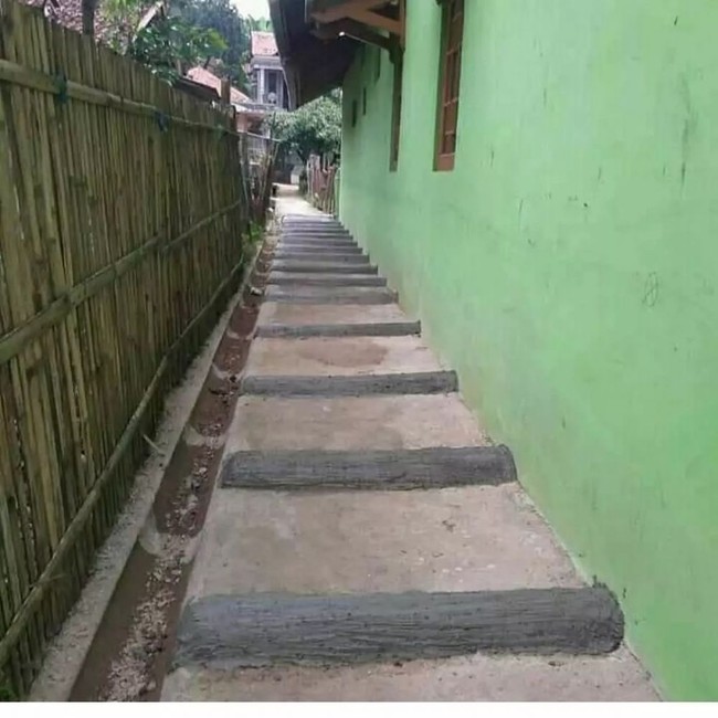 Kalau banyak polisi tidurnya gini dijamin maling jadi mikir 2 kali deh buat nyuri barang. Ada yang daerah rumahnya juga punya banyak polisi tidur kayak gini? Foto: 1cak.com