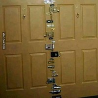 Ya namanya juga berusaha biar rumah dan barang-barangnya aman. Jadi satu kunci saja nggak cukup, butuh banyak. Tapi siap-siap deh buat membukanya juga harus satu per satu. Foto: 1cak.com